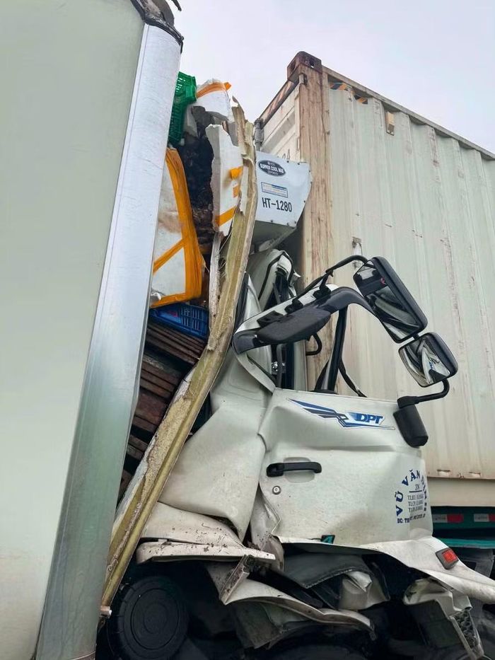  Cabin xe tải bẹp dí sau khi đâm vào đuôi xe đầu kéo. Ảnh: Thanh Trí 