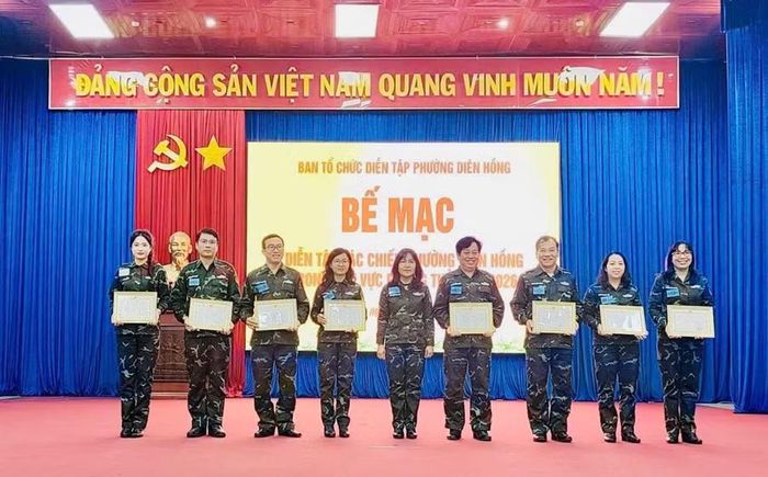  Ban Tổ chức đã trao Giấy khen cho 5 tập thể và 26 cá nhân có thành tích xuất sắc trong quá trình tham gia diễn tập. Ảnh: Đỗ Hằng 