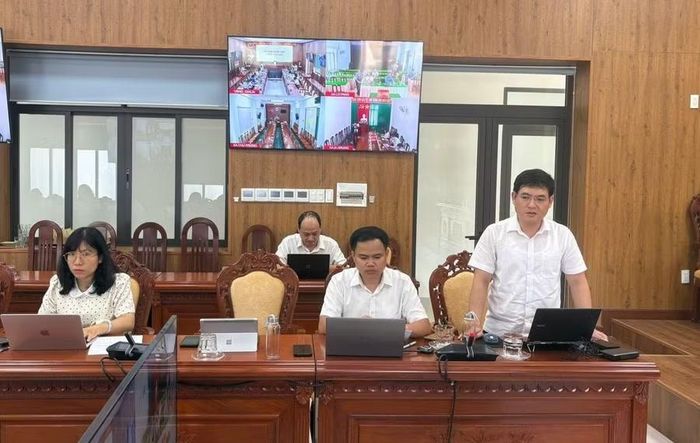  Trung tâm Phục vụ hành chính công tỉnh tổ chức cuộc họp nhằm làm rõ các khó khăn, vướng mắc, bất cập dẫn đến tình trạng trễ hẹn, quá hạn trong giải quyết hồ sơ TTHC trên lĩnh vực đất đai. Ảnh: gialai.gov.vn 