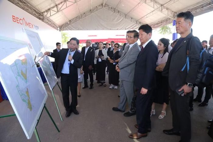 Các doanh nghiệp nước ngoài tham quan, khảo sát thực địa tại Khu công nghiệp Becamex VSIP Bình Định (xã Canh Vinh). Ảnh: Tiến Sỹ