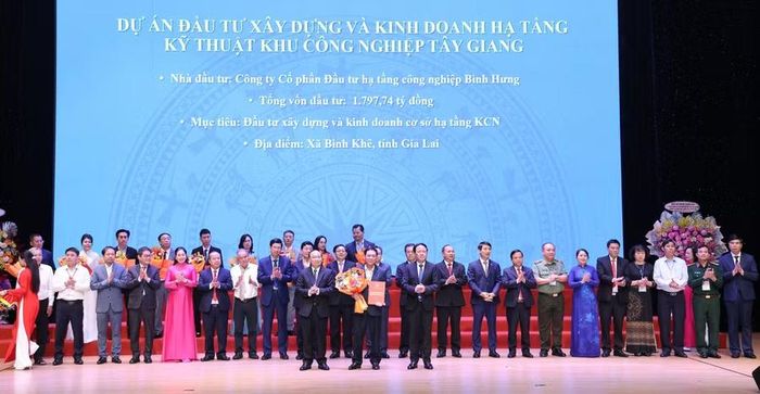 Các đồng chí lãnh đạo tỉnh trao quyết định chấp thuận chủ trương đầu tư và giấy chứng nhận đăng ký đầu tư cho nhà đầu tư. Ảnh: Tiến Sỹ