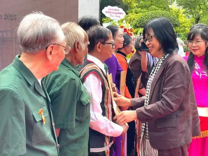 Lãnh đạo tỉnh Gia Lai trao trả hồ sơ cho các cán bộ đi B vào tháng 4-2025. Ảnh: L.N