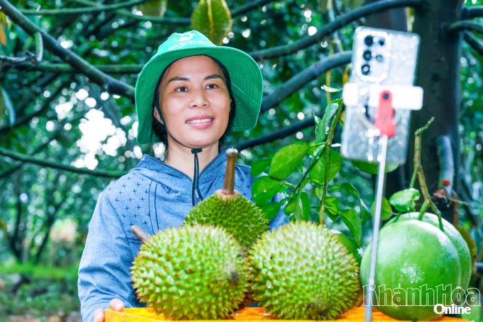 Chị Hoàng Thị Minh trong phiên livestream bán nông sản.