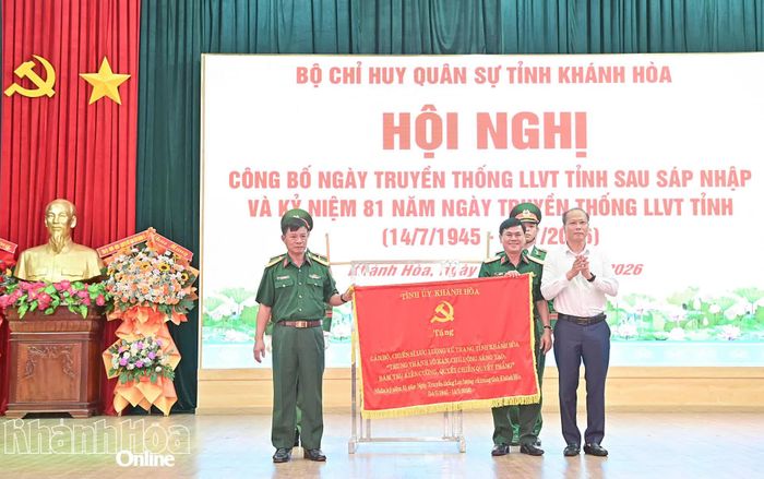 Đồng chí Nguyễn Khắc Hà trao bức trướng của Tỉnh ủy tặng lực lượng vũ trang tỉnh.