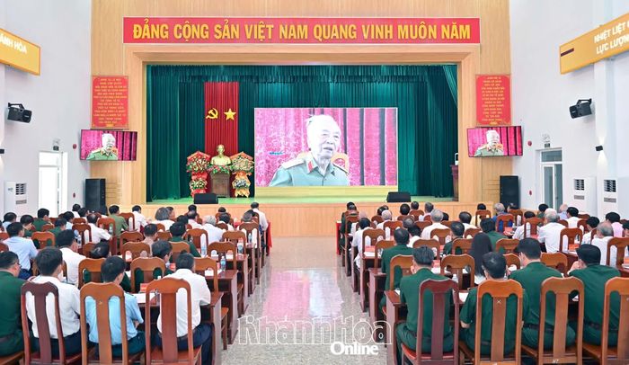 Các đại biểu xem phim tư liệu về truyền thống lực lượng vũ trang tỉnh Khánh Hòa.