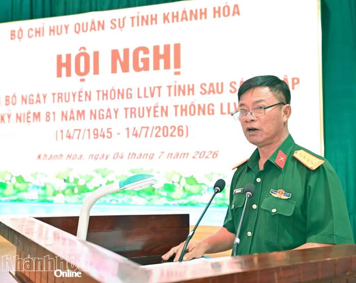Đại tá Trương Thành Việt đọc diễn văn kỷ niệm Ngày truyền thống lực lượng vũ trang tỉnh.
