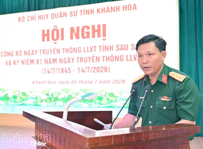 Thượng tá Nguyễn Phong Viên - Chủ nhiệm Chính trị Bộ Chỉ huy Quân sự tỉnh công bố quyết định của Chính ủy Quân khu 5.