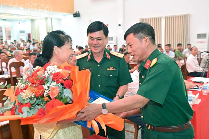 Lãnh đạo Bộ Chỉ huy Quân sự tỉnh tặng quà cho Mẹ Việt Nam Anh hùng Lê Thị Minh Thủy.