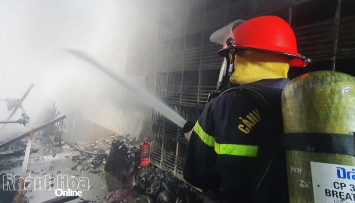 Hiện trường khói đen dày đặc kèm khí độc, chiến sĩ chữa cháy phải trang bị bình ôxy để tiếp cận dập lửa.