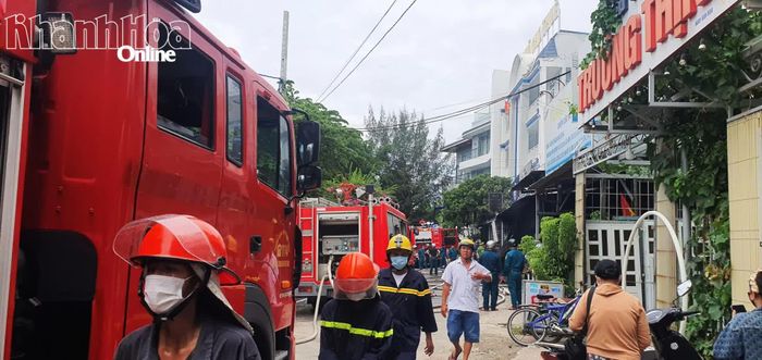 Lực lượng chức năng đã điều động 4 xe chữa cháy cùng hàng chục cán bộ, chiến sĩ tới hiện trường.