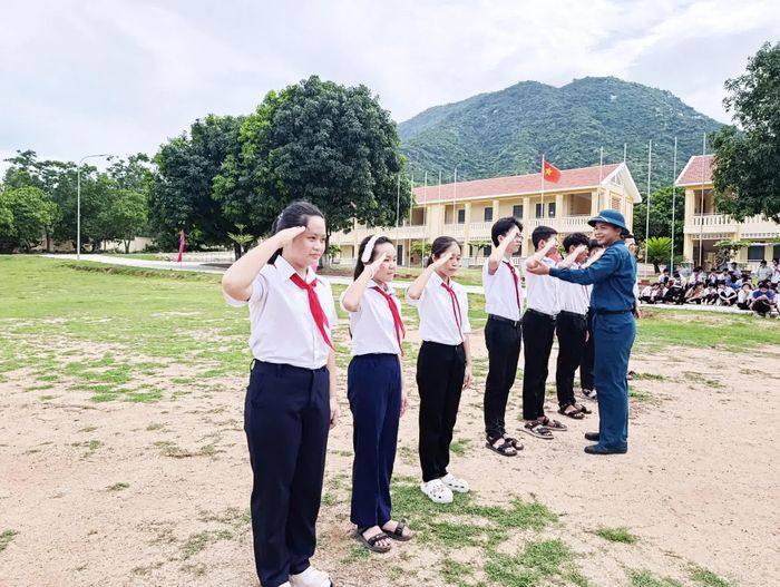 Học sinh trải nhiệm nội dung huấn luyện điều lệnh đội ngũ.