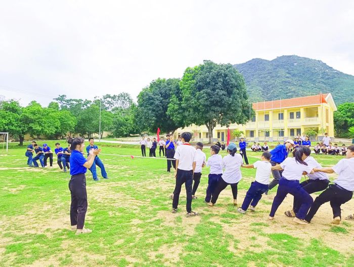 Học sinh trải nhiệm các hoạt động vui chơi cùng bộ đội.