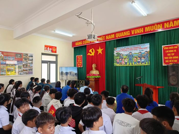 Học sinh xem video về lịch sử, truyền thống của Trung đoàn 274.