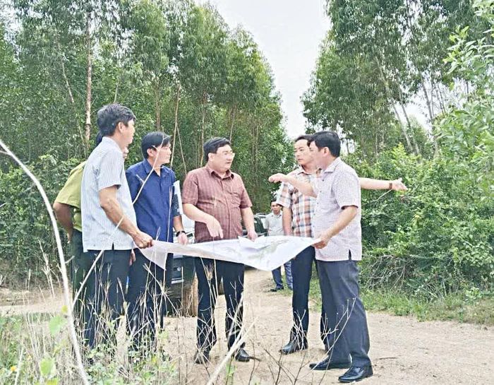 Phó Chủ tịch UBND tỉnh Trịnh Minh Hoàng cùng đoàn công tác khảo sát thực địa quỹ đất Ban Quản lý rừng phòng hộ Ninh Hòa - Vạn Ninh quản lý.
