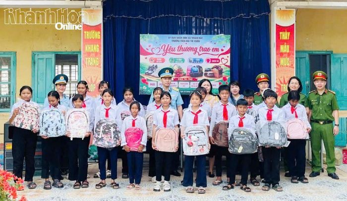 Ban tổ chức trao cặp sách cho học sinh.