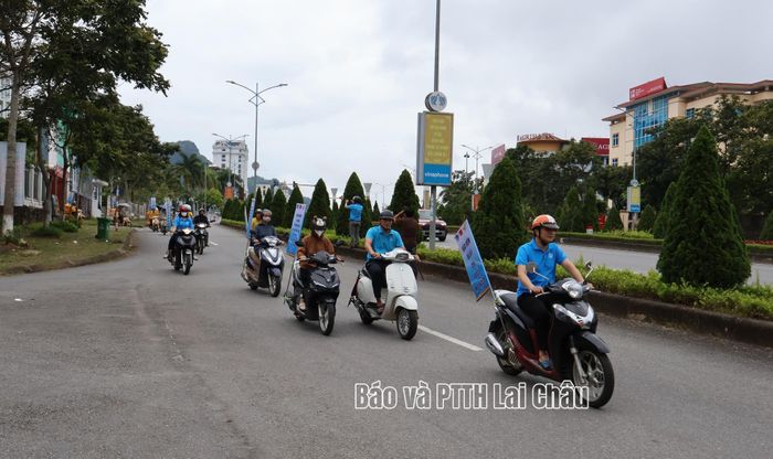 Các đội truyền thông ra quân tuyên truyền lưu động.