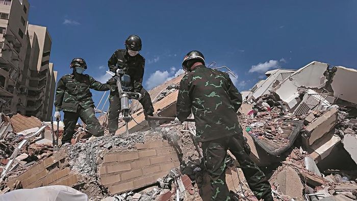 Lực lượng Quân đội Việt Nam triển khai nhiệm vụ cứu hộ, cứu nạn tại hiện trường. 