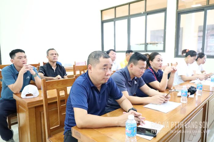Các huấn luyện viên dự họp