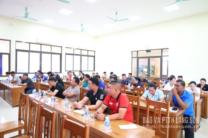 Các trưởng đoàn, huấn luyện viên các đoàn dự cuộc họp