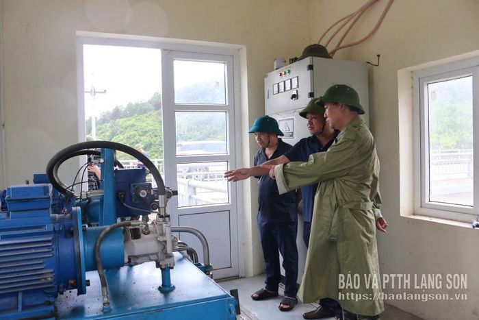Đoàn kiểm tra của Sở Nông nghiệp và Môi trường kiểm tra hệ thống điều khiển công trình hồ chứa nước Bản Lải