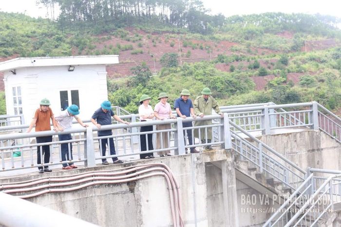 Đoàn kiểm tra của Sở Nông nghiệp và Môi trường kiểm tra hệ thống công trình đầu mối tại hồ chứa nước Bản Lải
