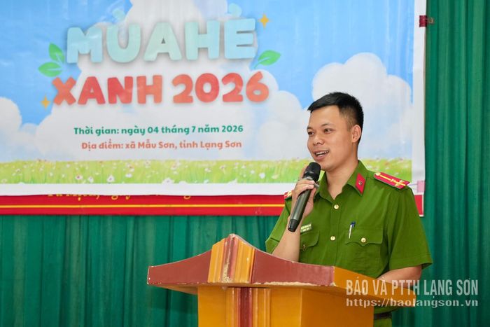 Cán bộ Công an xã Mẫu Sơn tuyên truyền tại chương trình