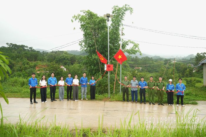 Các đơn vị thực hiện lễ kéo băng khánh thành công trình “Thắp sáng đường thôn - Đường cờ tổ quốc” tại thôn Bản Thín
