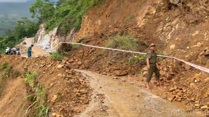 Điểm sạt lở có taluy âm sâu hàng chục mét, tiềm ẩn nguy cơ mất an toàn đối với người và phương tiện lưu thông.