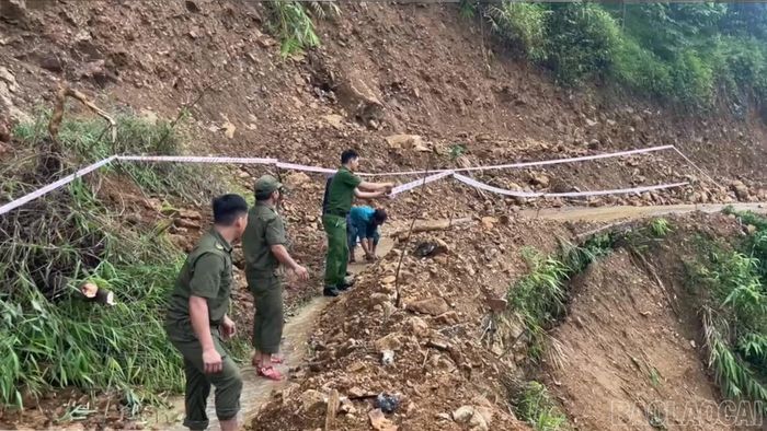 Công an xã Bát Xát tham mưu chính quyền địa phương khẩn trương triển khai phương án khắc phục, sớm bảo đảm việc đi lại an toàn cho Nhân dân.