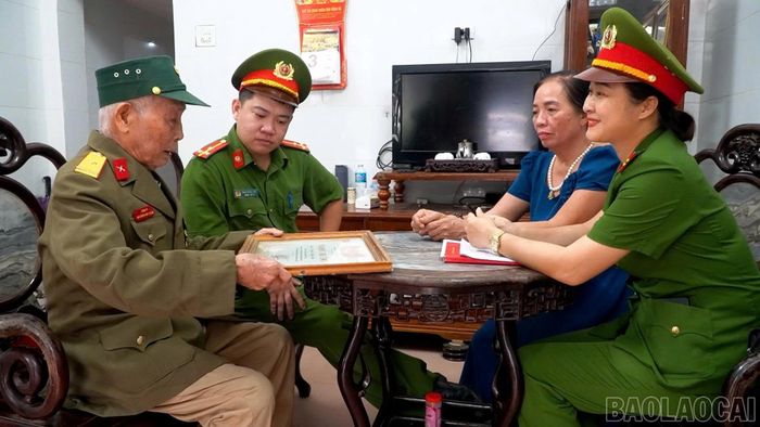 Ông Nguyễn Đắc Khích đăng ký cung cấp mẫu ADN phục vụ công tác xác định danh tính liệt sĩ.