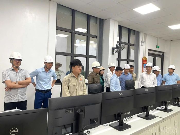Thường trực Đảng ủy xã Bảo Nhai khảo sát thực tế tại Nhà máy Thủy điện Bảo Nhai bậc 1.