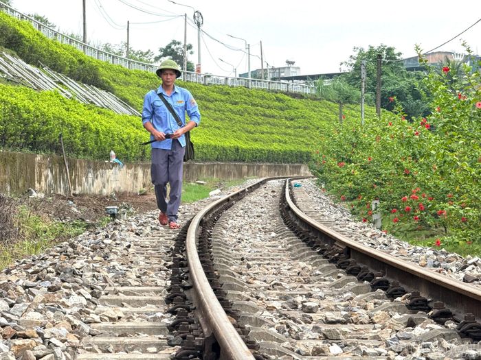 Những người công nhân chăm sóc hoa dọc tuyến đường sắt qua phường Lào Cai.