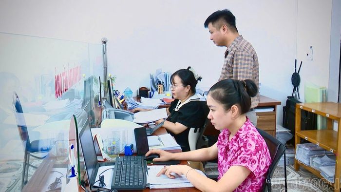 Ngoài thực hiện nhiệm vụ thường xuyên, đội ngũ cán bộ Chi nhánh Văn phòng Đăng ký đất đai khu vực Yên Bình thường xuyên làm thêm giờ để đẩy nhanh tiến độ cập nhật dữ liệu.