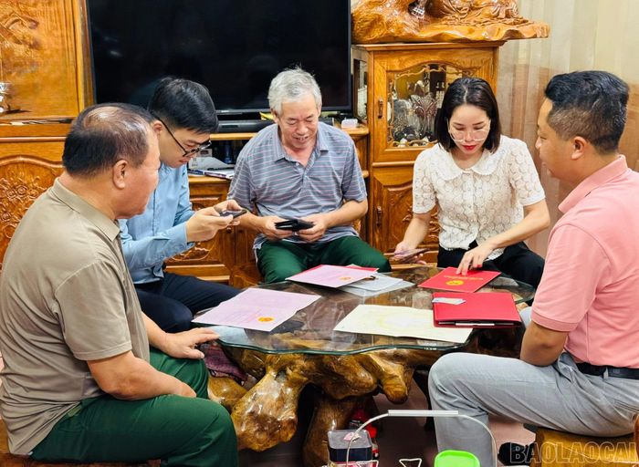 Xã Trấn Yên đã thành lập các tổ công tác xuống các thôn để rà soát, thu thập, đối chiếu thông tin đất đai.