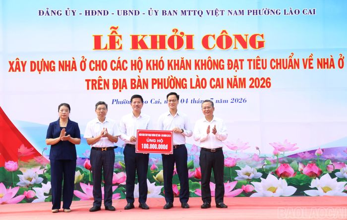 Các doanh nghiệp, nhà hảo tâm trao hỗ trợ xây dựng nhà ở cho người dân có hoàn cảnh khó khăn phường Lào Cai.