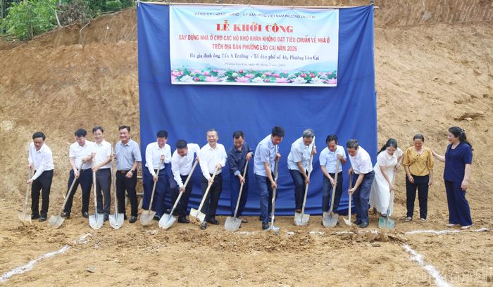 Các đại biểu tham gia khởi công xây dựng nhà ở cho các hộ dân cư trú tại Tổ dân phố số 46 Bản Phiệt, phường Lào Cai.