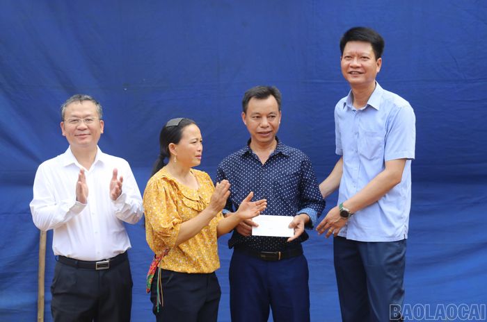 Đồng chí Nguyễn Thế Phước, Phó Bí thư Tỉnh ủy, Chủ tịch Ủy ban MTTQ Việt Nam tỉnh tặng quà, động viên các hộ dân.