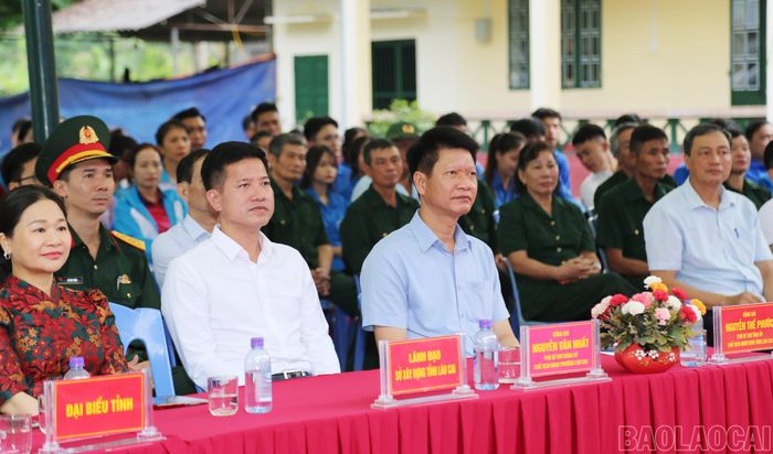 Các đại biểu dự buổi lễ.