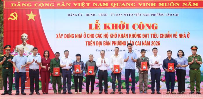 Trao Giấy chứng nhận quyền sử dụng đất cho 6 hộ dân.