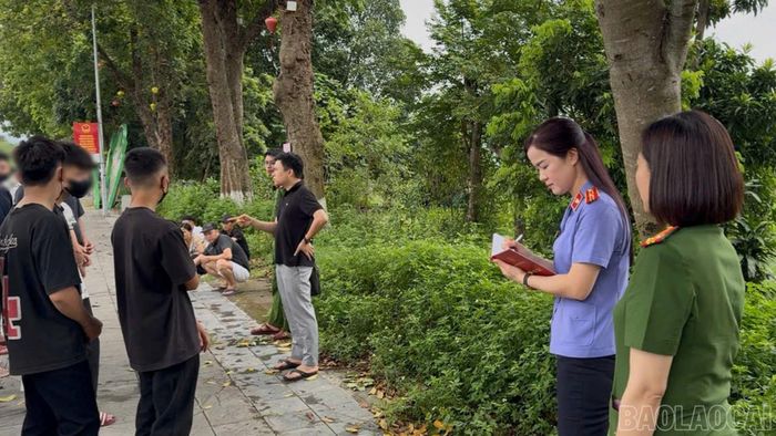 Quá trình phục dựng hiện trường giúp cơ quan điều tra làm rõ hành vi điều khiển xe mô tô thành đoàn, mang theo hung khí, truy đuổi và tấn công người đi đường của các đối tượng.