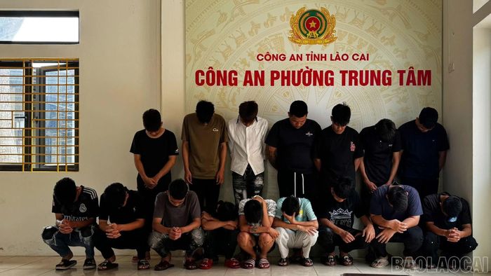 Các đối tượng liên quan được triệu tập làm việc tại Công an phường Trung Tâm; nhiều hung khí, vỏ chai thủy tinh và phương tiện sử dụng để thực hiện hành vi vi phạm đã được thu giữ phục vụ công tác điều tra.