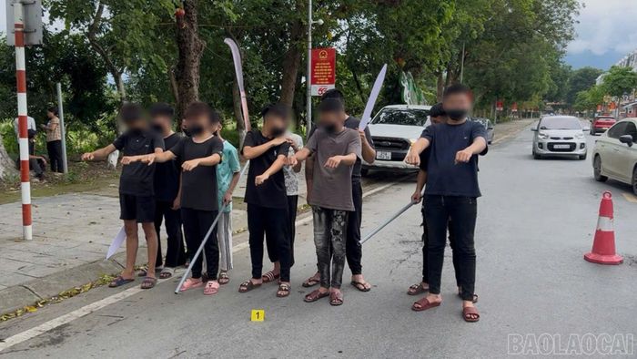 Lực lượng công an đưa các đối tượng đến hiện trường để phục dựng, làm rõ diễn biến vụ việc gây rối trật tự công cộng xảy ra trên địa bàn phường Trung Tâm.
