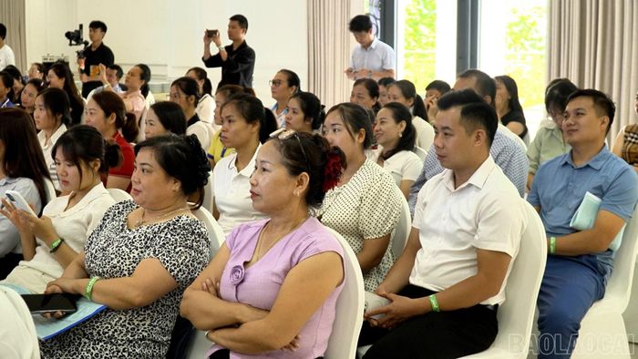 Hơn 100 học viên gồm lãnh đạo, cán bộ, người lao động của doanh nghiệp, cơ sở kinh doanh, hợp tác xã tham gia lớp tập huấn.
