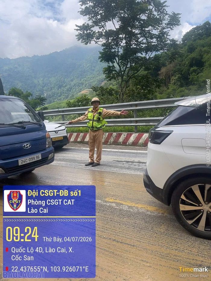 Lực lượng cảnh sát giao thông có mặt tại hiện trường, điều tiết phương tiện qua khu vực bùn đất tràn xuống Quốc lộ 4D