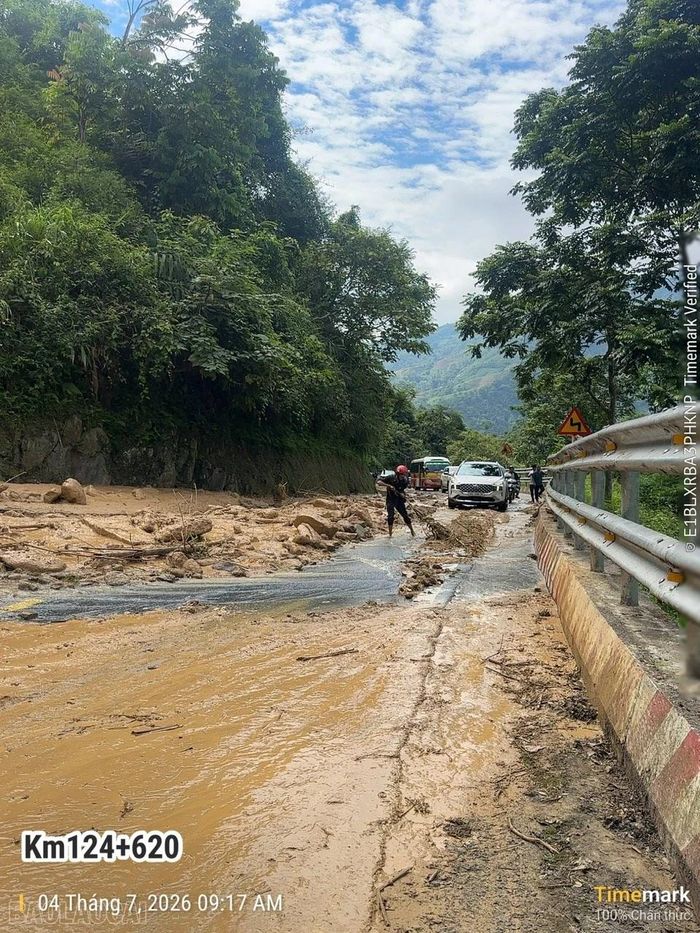 Các lực lượng phối hợp cùng đơn vị quản lý đường bộ và người dân địa phương khẩn trương dọn dẹp hiện trường.