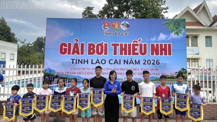 Đại diện Ban tổ chức trao cờ lưu niệm cho các đoàn tham dự.