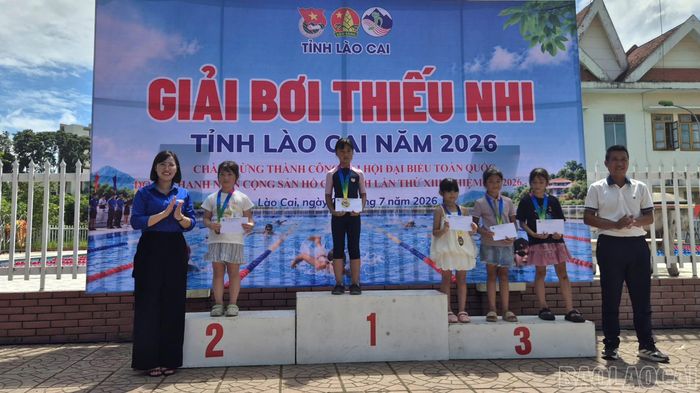 Ban tổ chức trao huy chương cho các vận động viên có thành tích xuất sắc nhất.