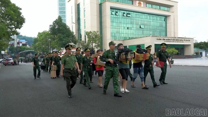 Bàn giao các đối tượng lừa đảo cho công an Trung Quốc.