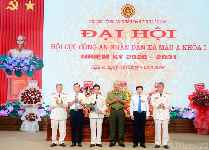  Thiếu tướng Đặng Trần Chiêu - Chủ tịch Hội Cựu Công an nhân dân tỉnh Lào Cai tặng hoa chúc mừng đại hội. 