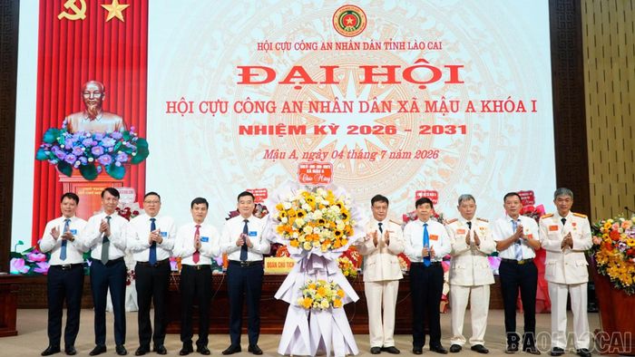  Lãnh đạo xã Mậu A tặng hoa chúc mừng đại hội. 